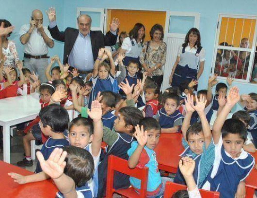 Inauguraron sal�n de usos m�ltiples y Jard�n de Infantes