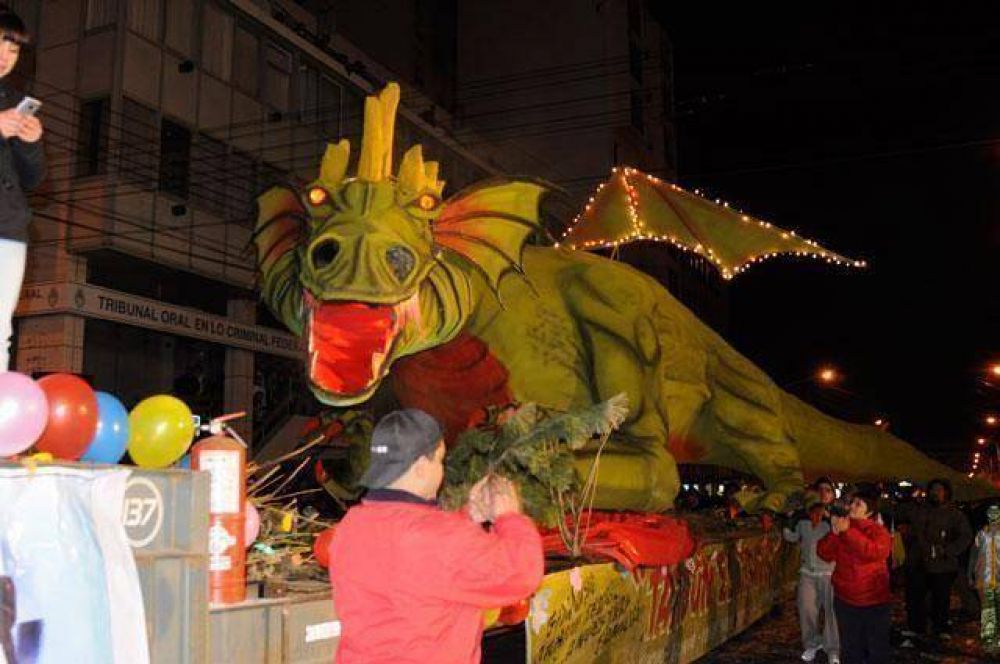 El desfile de carrozas deslumbr� a los riogalleguenses