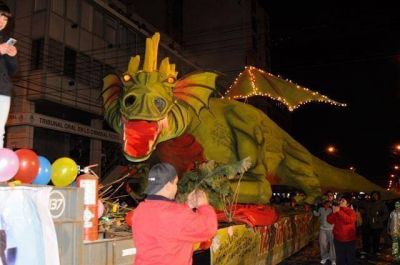 El desfile de carrozas deslumbr� a los riogalleguenses