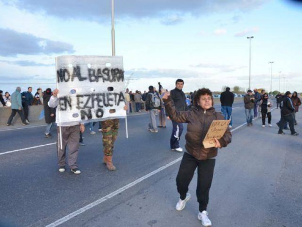 Cortaron la autopista cansados de la basura