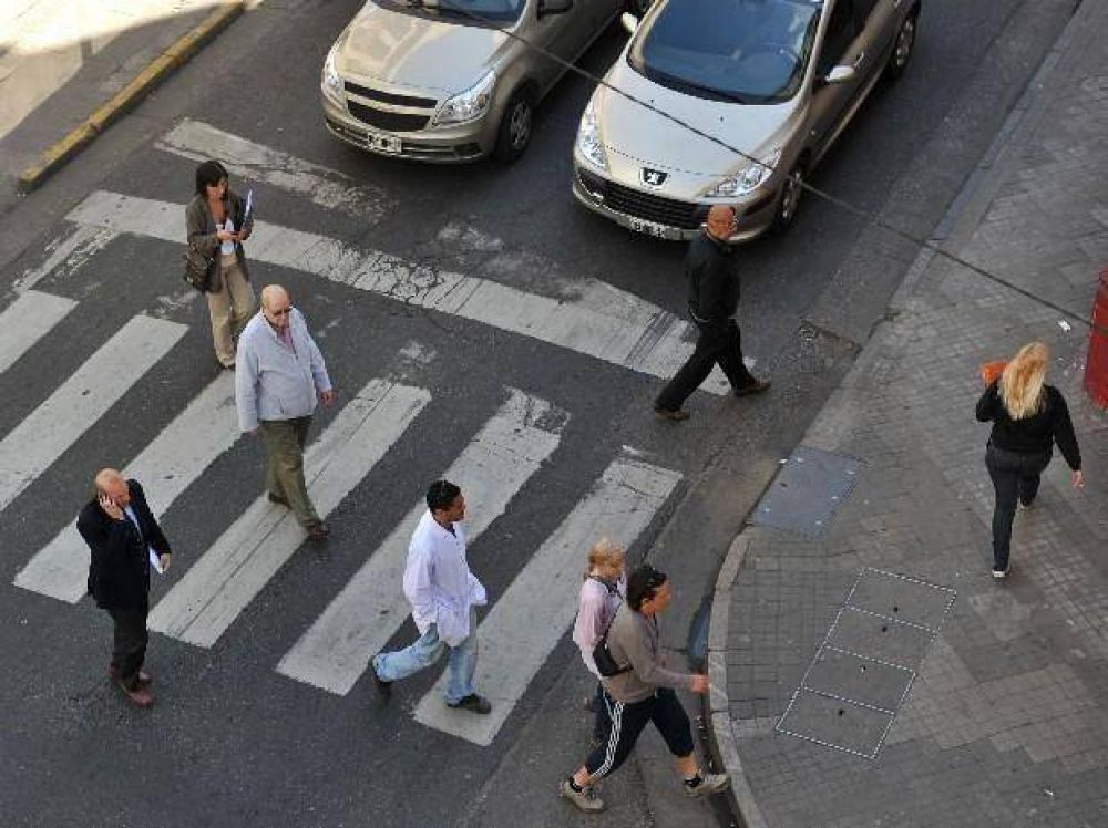 Cruz� la calle a mitad de cuadra, la atropell� una moto y ahora tambi�n le atribuyen responsabilidad