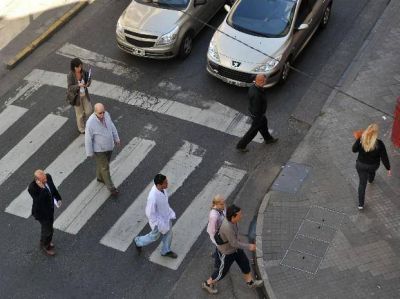 Cruz� la calle a mitad de cuadra, la atropell� una moto y ahora tambi�n le atribuyen responsabilidad