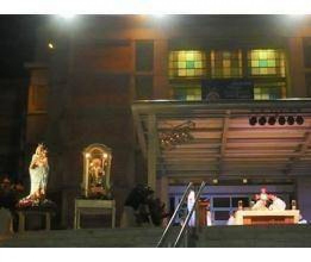 Primera misa en el Santuario en el d�a de Mar�a  