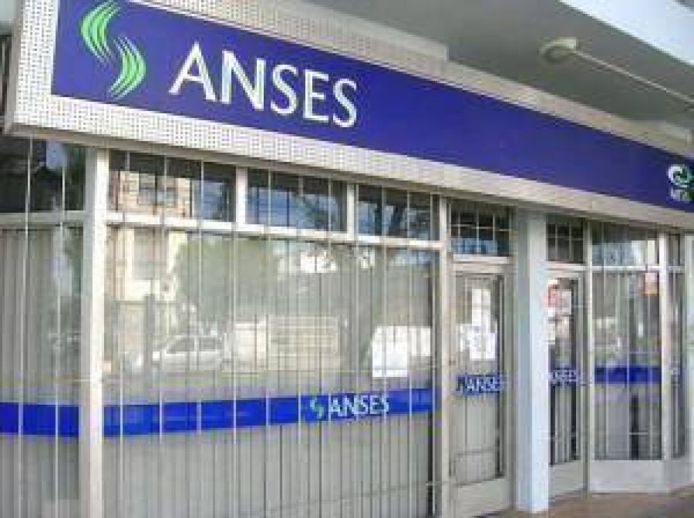 Contin�a este martes entrega de tarjetas de d�bito del ANSES