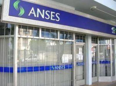 Contin�a este martes entrega de tarjetas de d�bito del ANSES