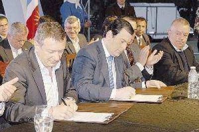 Con el ministro Yauhar firm� acuerdos por $17 millones para ruralistas