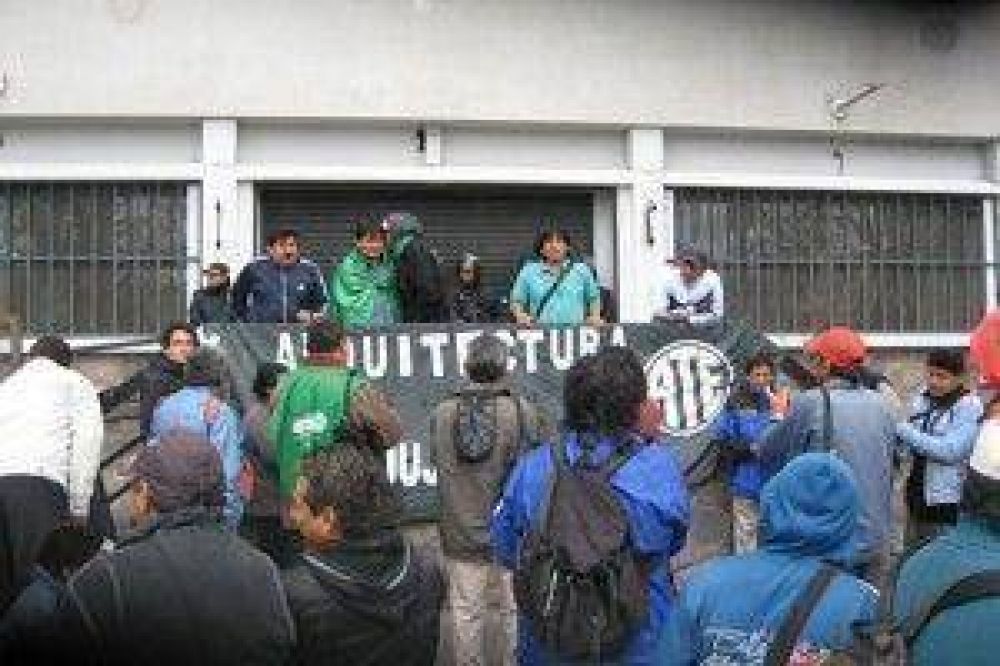 Trabajadores de Arquitectura: la �nica soluci�n es la renuncia de Dur�n