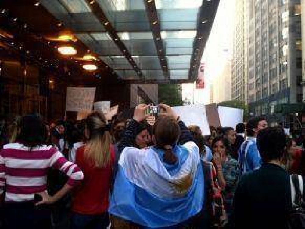 Un grupo de argentinos protest contra el Gobierno en Nueva York