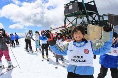  Estudiantes de Bariloche esqu�an en Catedral