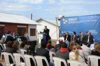 Capitanich entreg� 25 nuevas viviendas a familias de Du Graty 