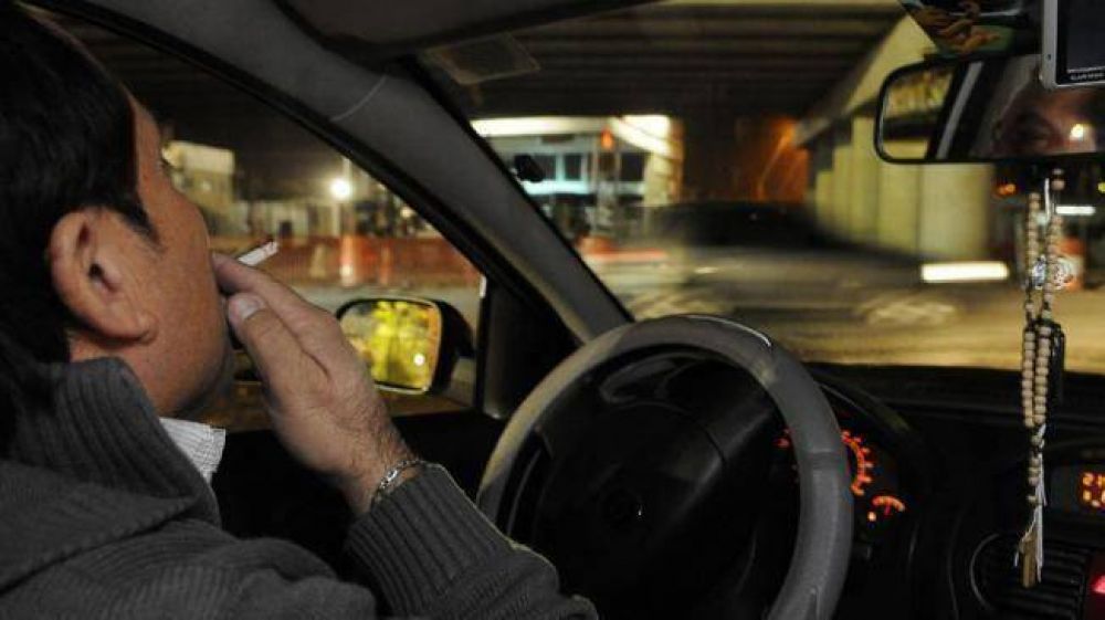 Desde noviembre sancionar�an a quienes fuman al conducir