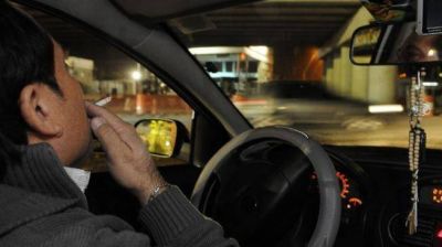 Desde noviembre sancionar�an a quienes fuman al conducir