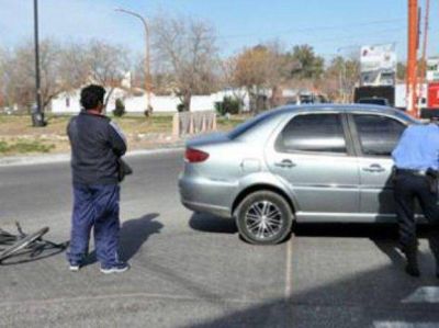 Ignor� cartel de "Pare", choc� a un ciclista y debe pagar; pero no a la acompa�ante que iba en la bici
