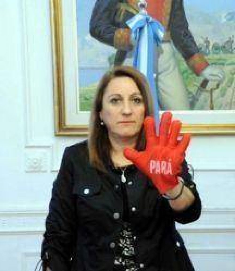 M�nica saca la tarjeta roja