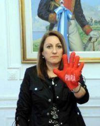M�nica saca la tarjeta roja