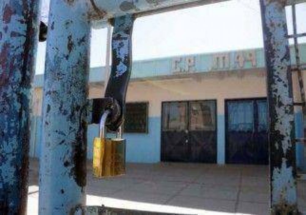 Dos colegios a punto de perder el a�o por los paros 