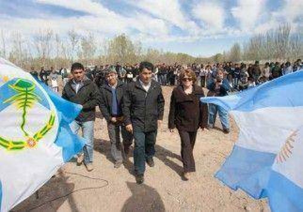 Entregan siete hect�reas a colegio de El Cha�ar 