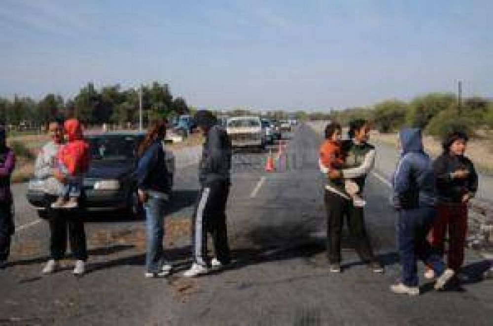Vecinos del barrio Villa Eumelia se manifestaron cortando la ruta 38