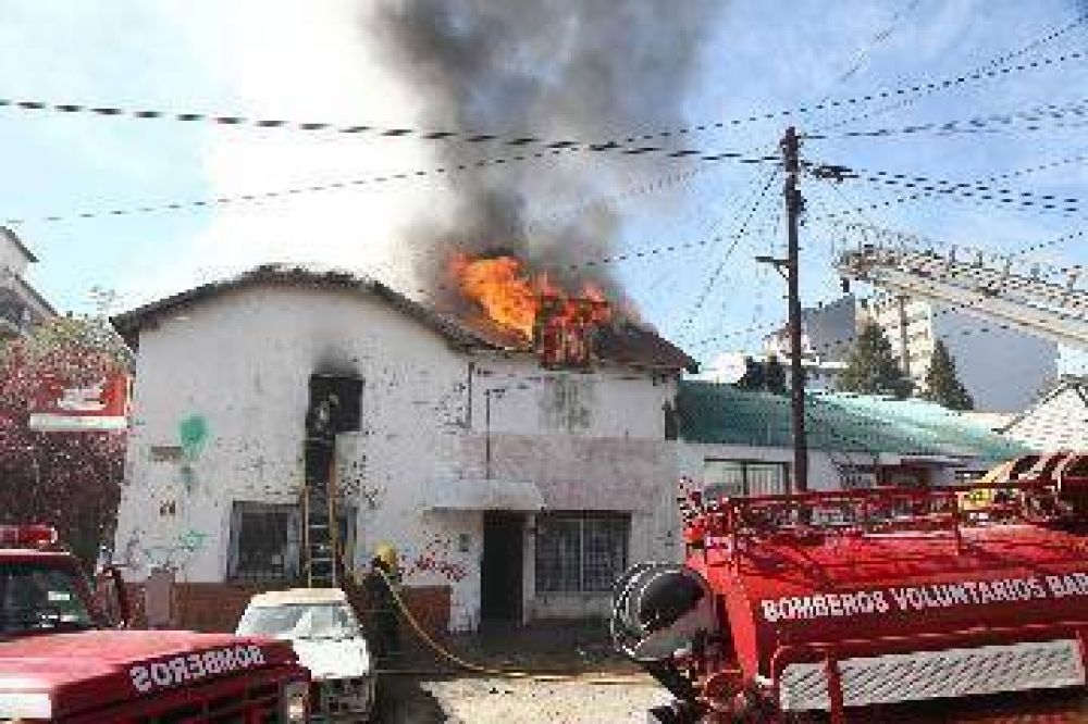 Gran despliegue al arder un taller en Bariloche