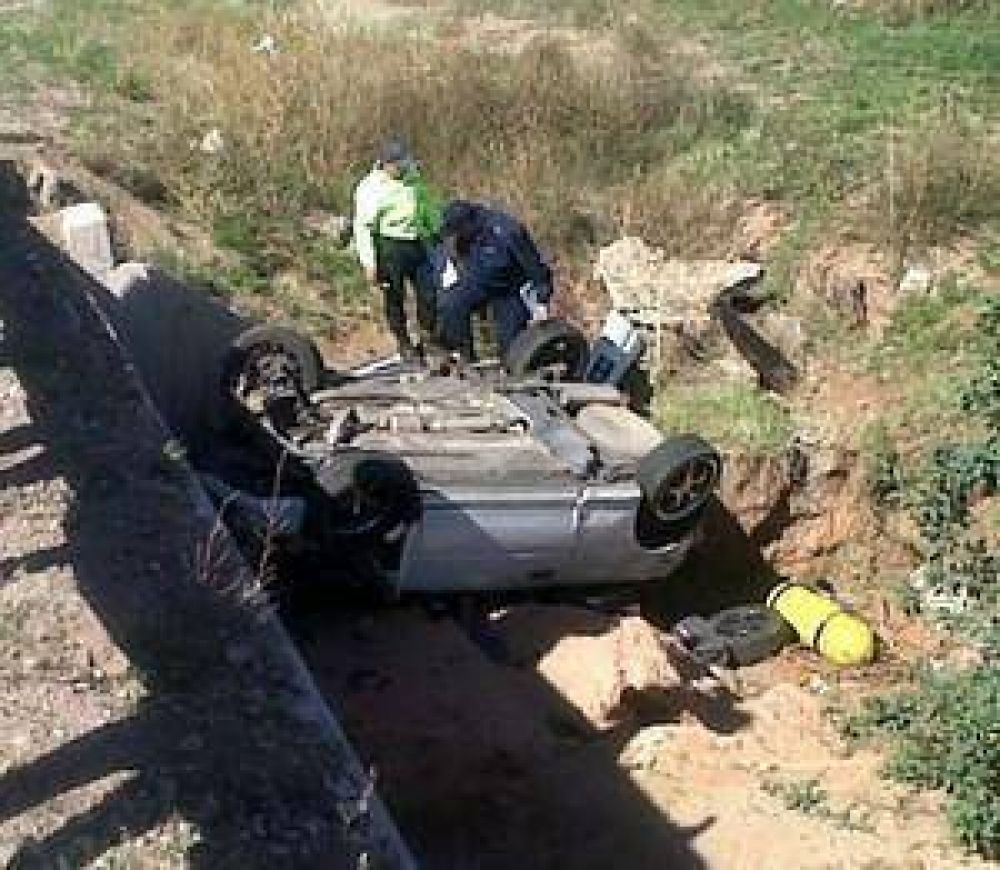 Joven muere en su auto traes caer en alcantarilla