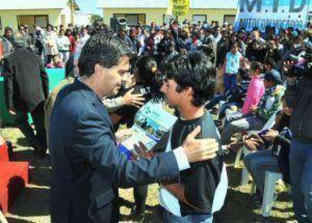 Capitanich inaugur� 24 viviendas construidas por movimientos sociales