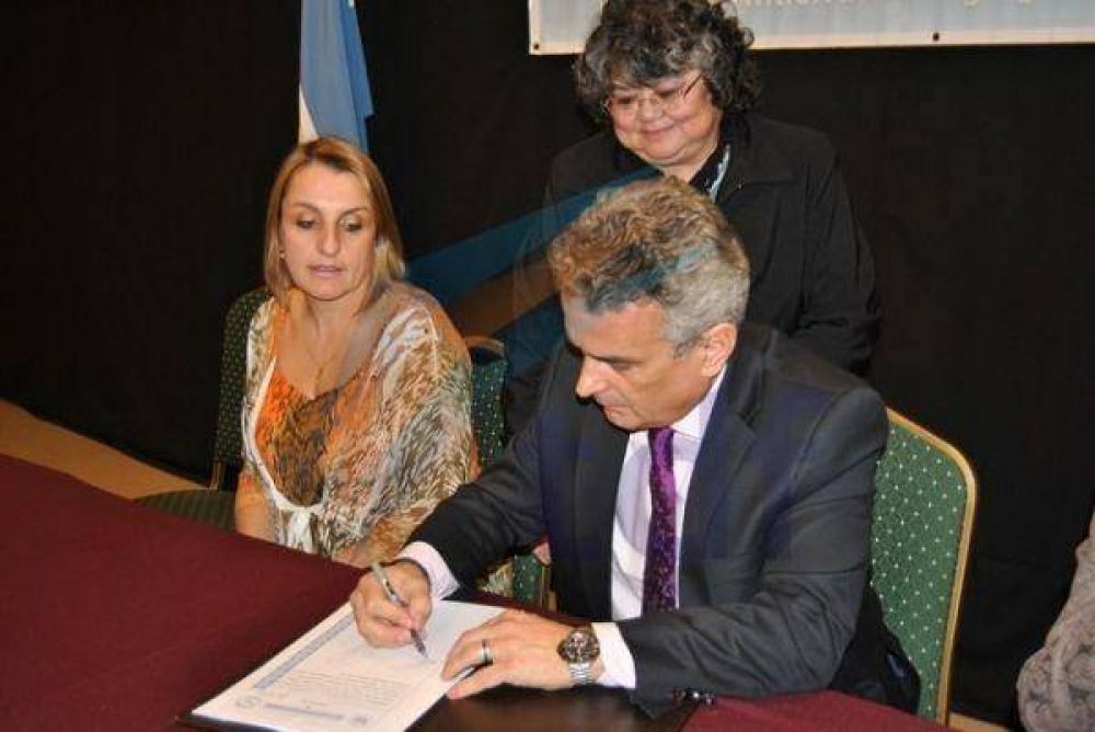Gobierno firm� el traspaso de las tierras expropiadas en la margen sur 