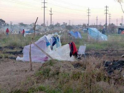 Okupas de predios fiscales construyen sus viviendas