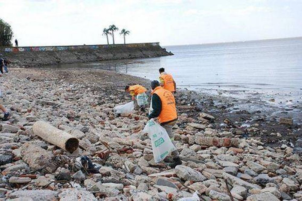 Cuadrillas mantienen limpios los paseos costeros de San Isidro