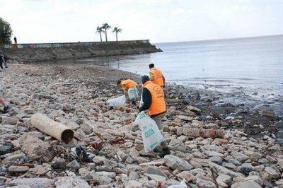 Cuadrillas mantienen limpios los paseos costeros de San Isidro