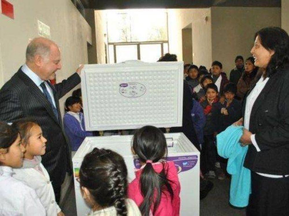 El vicegobernador entreg� un freezer a la escuela 111