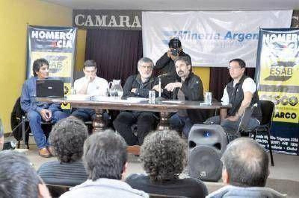 El ministro de Miner�a de la Naci�n particip� del curso de soldadura