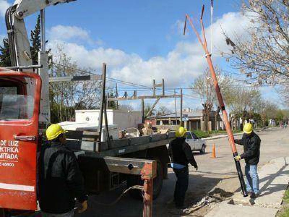 Urbanizaci�n de  Pellegrini: Instalan  las columnas para  las nuevas luminarias