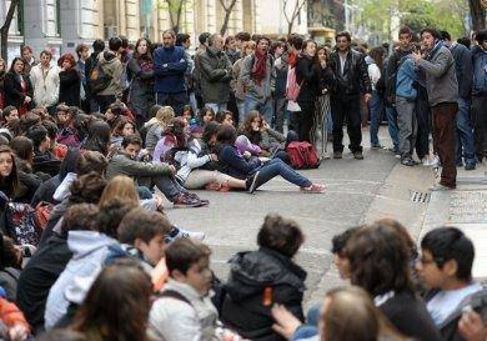 Docentes y alumnos de colegios de la UBA protestan frente al Rectorado