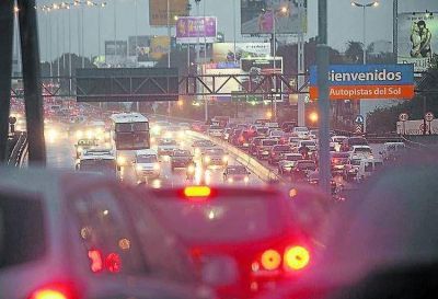 Diez kil�metros de cola tras un choque