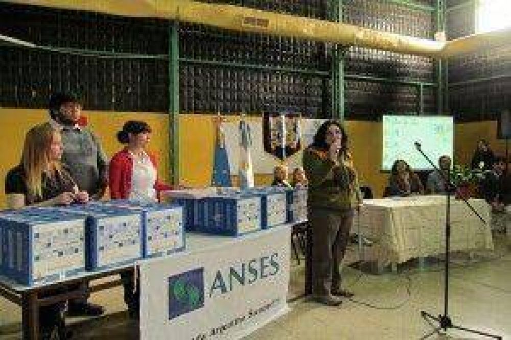 Educaci�n entreg� 807 netbooks del Programa �Conectar Igualdad�