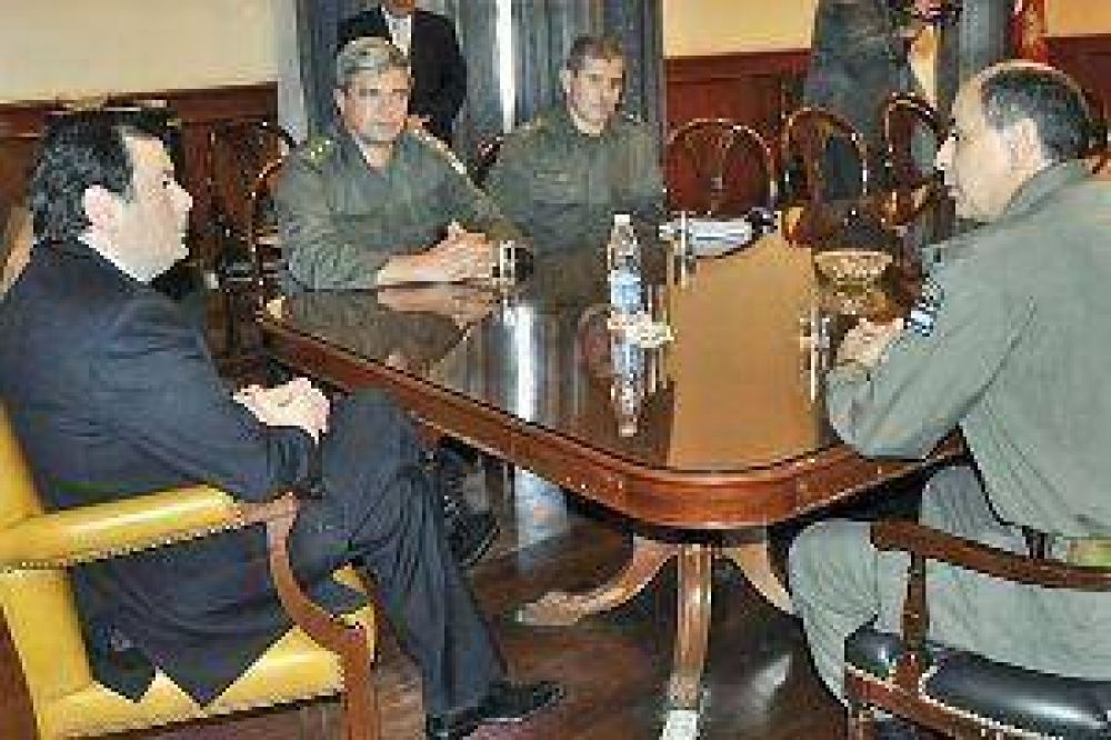 El Dr. Zamora recibi� a jefes de Gendarmer�a