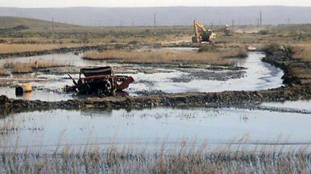 Un derrame de petr�leo en Las Heras se magnific� al vertirse en laguna contaminada