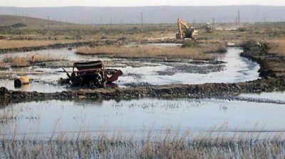 Un derrame de petr�leo en Las Heras se magnific� al vertirse en laguna contaminada
