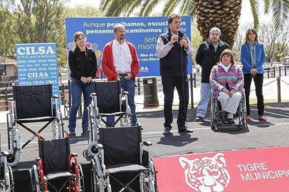Massa entreg� sillas de ruedas a chicos con capacidades diferentes