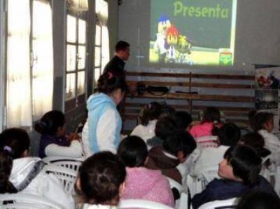 Charla policial sobre Redes Sociales y Bullying en la Escuela 7