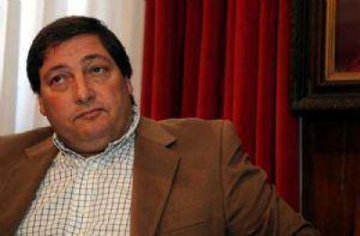  Luj�n: acusan a Parisi de desmanejos
