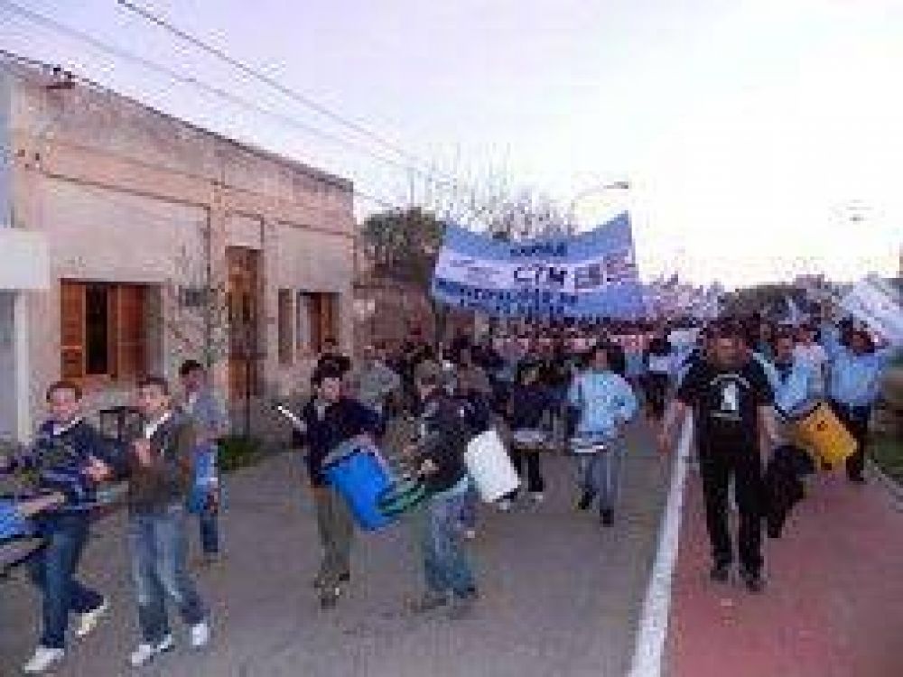 Carhu: Municipales protestaron contra el Intendente David Hirtz