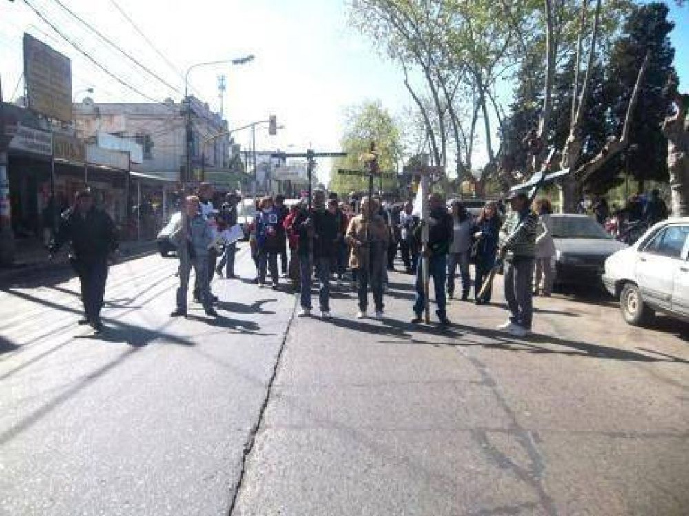 Con las cruces de los vecinos muertos en la Tosquera, marcharon para que la cierren