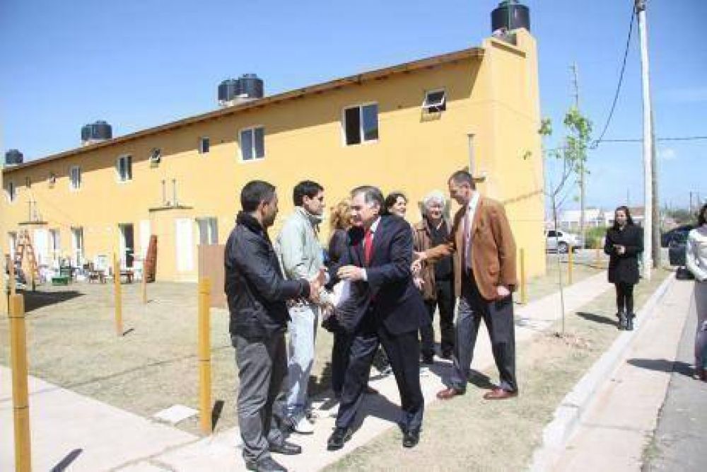 Enrtregaron 44 viviendas en Zeballos