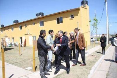 Enrtregaron 44 viviendas en Zeballos