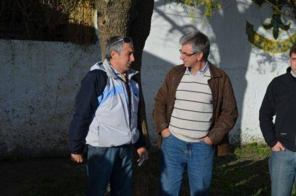 Armend�riz entreg� subsidio al movimiento Gu�a y Scout de Olavarr�a en su 30� aniversario
