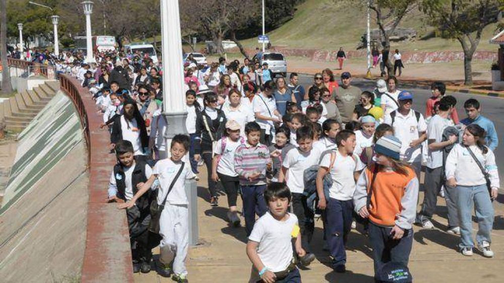 M�s de 700 chicos en una caminata por la inclusi�n