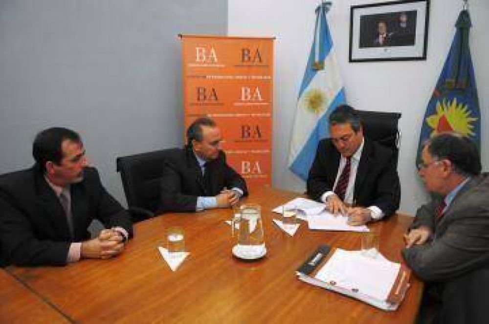 Ministro de Producci�n anunci� 15 millones en obras de infraestructura para el Puerto