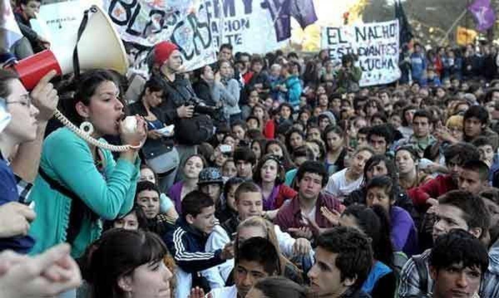 Masiva marcha de alumnos porte�os contra la reforma curricular en los secundarios