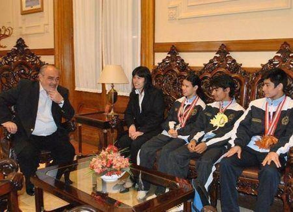 El gobernador con campeones de Taekwon-Do correntinos